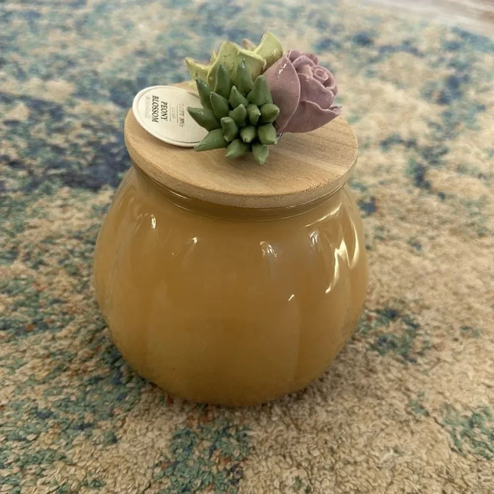 New LOFT No 7 Peony Blossom Candle With Succulent/Rose Top